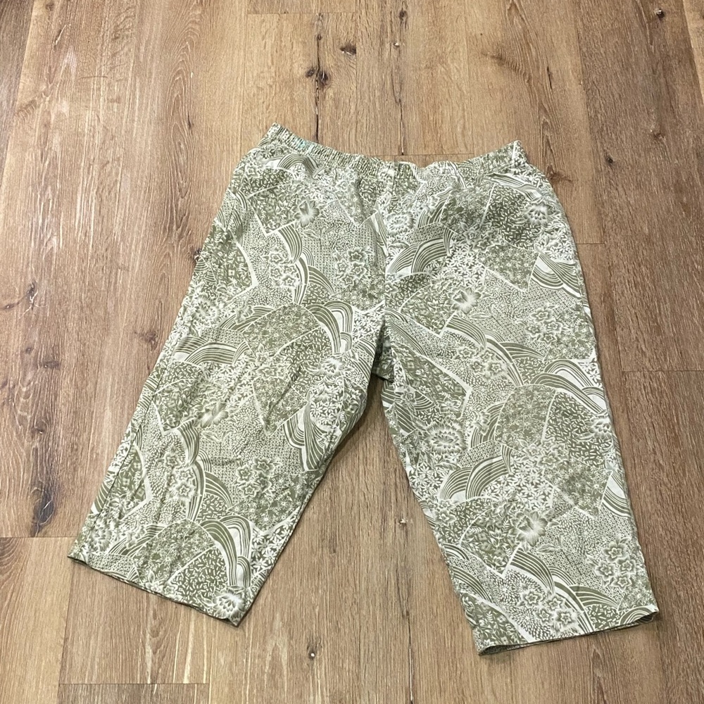 Summertime Casual Loose-fit Green Capris Pants, great condition.